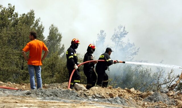 Για τρίτη ημέρα η μάχη με τις φλόγες στα Δερβενοχώρια