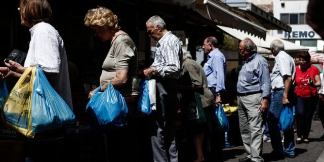 Μειώθηκε το διαθέσιμο εισόδημα των νοικοκυριών