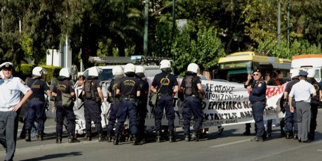 Πορεία αντιεξουσιαστών έξω από τη Γαλλική Πρεσβεία