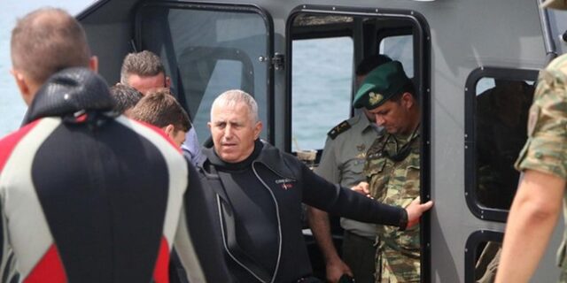 Άλμα με αλεξίπτωτο και κατάδυση με ‘βατραχανθρώπους’ για τον Αρχηγό ΓΕΕΘΑ