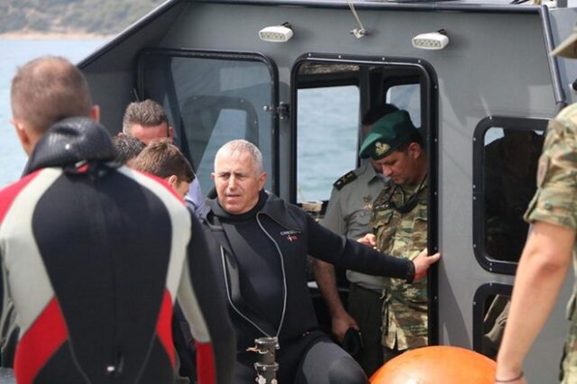 Άλμα με αλεξίπτωτο και κατάδυση με ‘βατραχανθρώπους’ για τον Αρχηγό ΓΕΕΘΑ