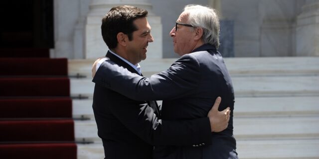 Ο ‘γόης’ Γιούνκερ, το χειροφίλημα, το νεύμα στους φωτογράφους και ο καύσωνας