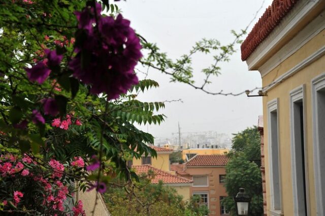 Καταιγίδες και μικρή πτώση της θερμοκρασίας
