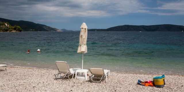 Μπάνια με συννεφιά και πιθανότητα βροχών το τριήμερο