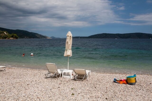 Μπάνια με συννεφιά και πιθανότητα βροχών το τριήμερο