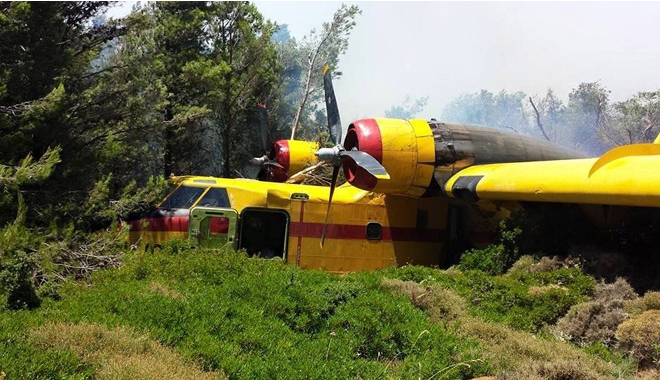 Κατέπεσε πυροσβεστικό αεροσκάφος Καναντέρ – Σώοι οι πιλότοι
