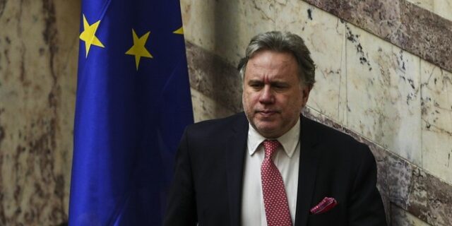 Κατρούγκαλος: Δεν έχει τεθεί κανένα θέμα για κατάργηση του 13ου και 14ου μισθού