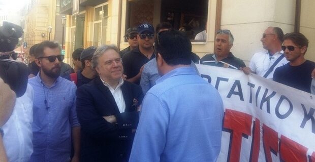 Αποδοκίμασαν τον Κατρούγκαλο στο Ηράκλειο