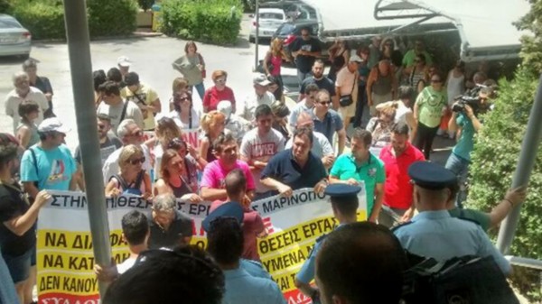 Μαρινόπουλος: Εργαζόμενοι εισέβαλαν στον προαύλιο χώρο
