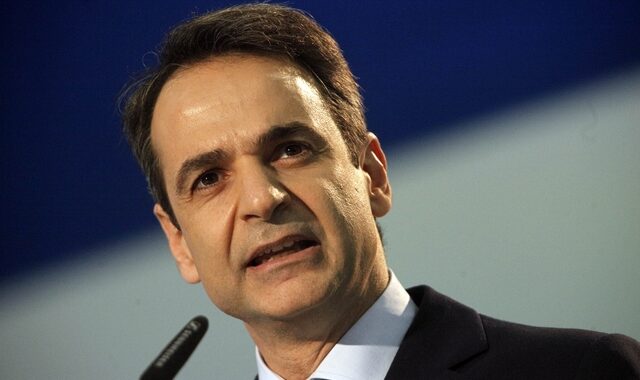 Ο Μητσοτάκης τουιτάρει στα αγγλικά για το θάνατο της Cox