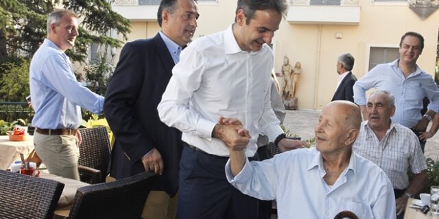Μητσοτάκης: Εγώ στο Μενίδι, ο Τσίπρας σε φαντασμαγορική εκδήλωση στην Ακρόπολη