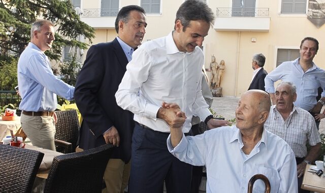 Μητσοτάκης: Εγώ στο Μενίδι, ο Τσίπρας σε φαντασμαγορική εκδήλωση στην Ακρόπολη