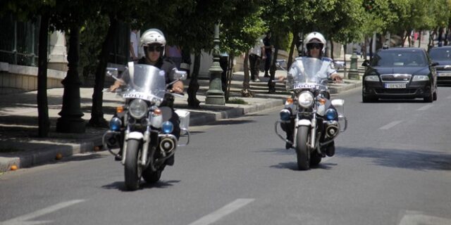 Άγνωστοι πέταξαν πέτρες σε διερχόμενο μοτοσικλετιστή της Τροχαίας, έξω από την ΑΣΟΕΕ