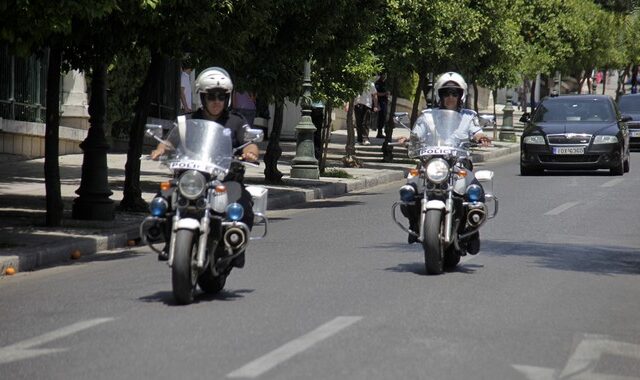 Άγνωστοι πέταξαν πέτρες σε διερχόμενο μοτοσικλετιστή της Τροχαίας, έξω από την ΑΣΟΕΕ