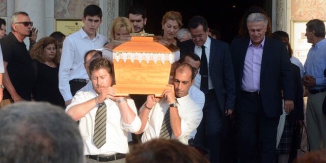 Πλήθος κόσμου αποχαιρέτισε την Νίκη Νικολοπούλου