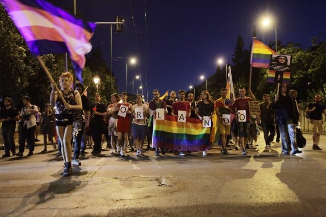 Συγκέντρωση ΛΟΑΤΚΙ στο Σύνταγμα για τα θύματα του Ορλάντο