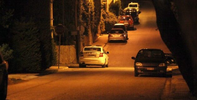 Έκρηξη βόμβας στην Βουλιαγμένη έξω από το σπίτι γνωστού επιχειρηματία στο κόσμο της εστίασης