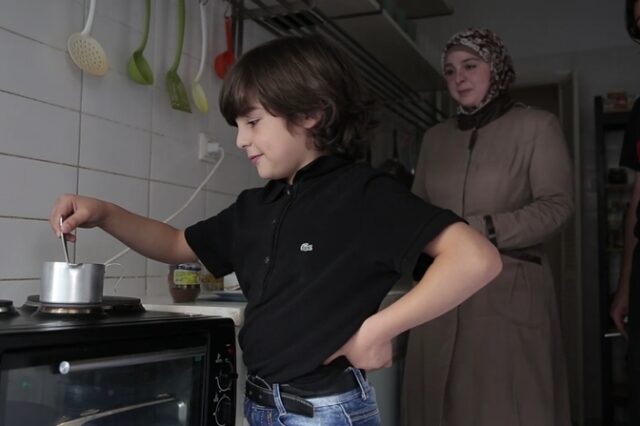 NEWS247 WEBTV: Πώς μια οικογένεια προσφύγων βρήκε στέγη στα Εξάρχεια