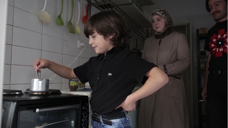 NEWS247 WEBTV: Πώς μια οικογένεια προσφύγων βρήκε στέγη στα Εξάρχεια