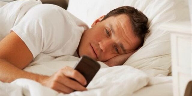 Μην χρησιμοποιείτε το smartphone πριν τον ύπνο. Κίνδυνος για την υγεία