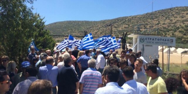 Επεισοδιακή διαμαρτυρία έξω από το στρατόπεδο στο Κυψελοχώρι Τεμπών