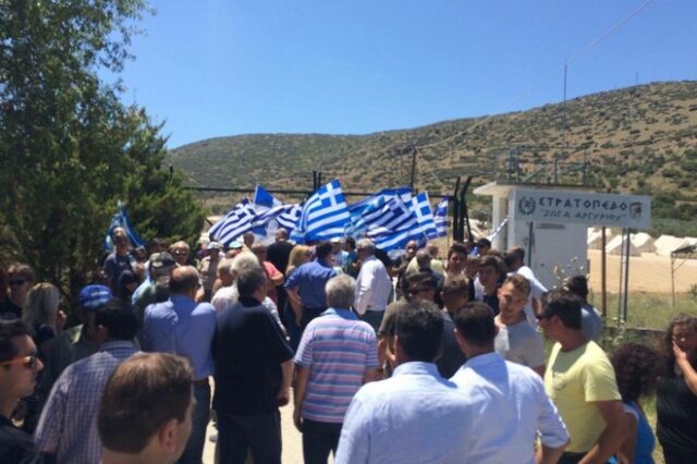 Επεισοδιακή διαμαρτυρία έξω από το στρατόπεδο στο Κυψελοχώρι Τεμπών