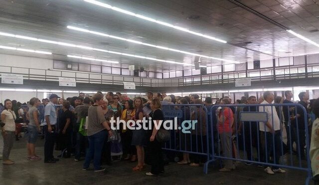 Χιλιάδες στην ουρά για λίγα τρόφιμα: Ένταση και ταλαιπωρία για τους άπορους της Θεσσαλονίκης