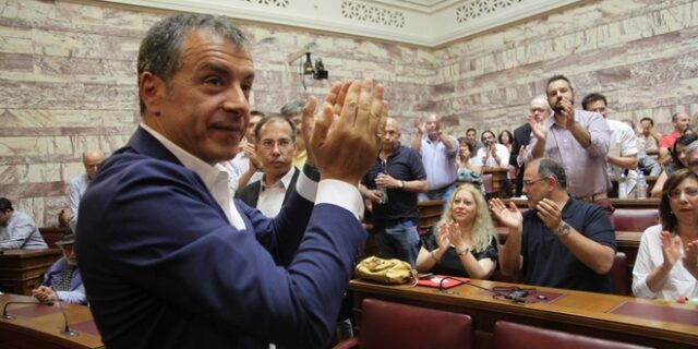 Θεοδωράκης: Να αποφασίσουν οι πολίτες για τον τρίτο πόλο