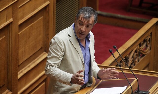 Θύελλα στη Βουλή: Για καταχραστές συνεργάτες του Άκη στην κυβέρνηση μίλησε ο Θεοδωράκης