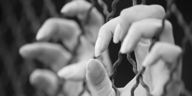 Έψαχνε για δουλειά και βρέθηκε κλειδωμένη σε δωμάτιο όπου την εξέδιδαν