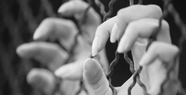 Έψαχνε για δουλειά και βρέθηκε κλειδωμένη σε δωμάτιο όπου την εξέδιδαν