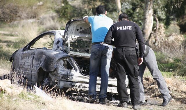 Βρέθηκε απανθρακωμένος οδηγός δίπλα από το αυτοκίνητό του στη Βάρκιζα