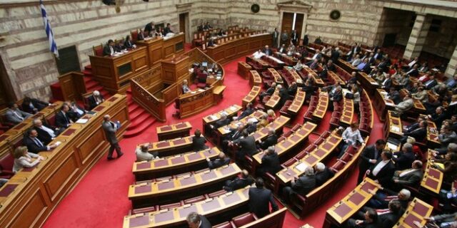 Πέρασαν από τη Βουλή οι ‘ουρές’ των προαπαιτούμενων μέτρων