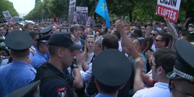 Με ανθελληνικά συνθήματα ‘υποδέχτηκαν’ τσάμηδες τον Κοτζιά στην Αλβανία