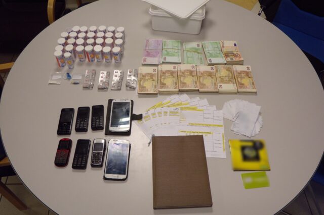 Ζευγάρι διακινούσε κοκαΐνη μέσα σε μπουκαλάκια για παυσίπονα
