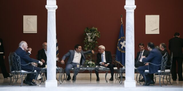 Προεδρικό Μέγαρο: Τα ‘πηγαδάκια’ και οι συζητήσεις πίσω από τις κάμερες