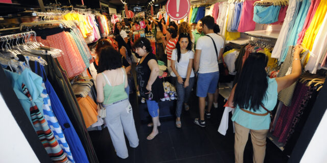 Αρχίζουν οι θερινές εκπτώσεις των καταστημάτων