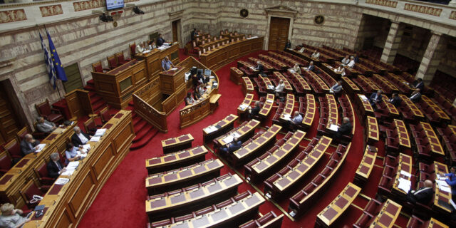 Συνεχίζεται στην Ολομέλεια η συζήτηση για τον εκλογικό νόμο