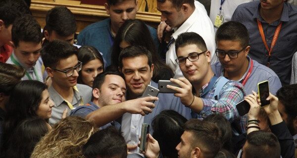 Χαμός με τον Τσίπρα στη Βουλή των Εφήβων. ‘Βροχή’ οι selfies