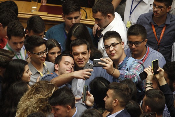 Χαμός με τον Τσίπρα στη Βουλή των Εφήβων. ‘Βροχή’ οι selfies