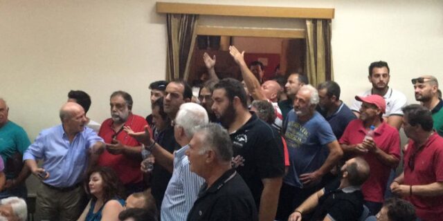 Αγρότες αποδοκίμασαν τον Αποστόλου στη Λάρισα