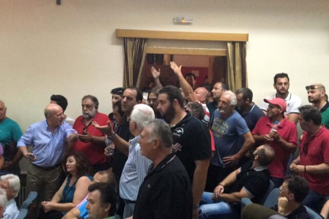 Αγρότες αποδοκίμασαν τον Αποστόλου στη Λάρισα