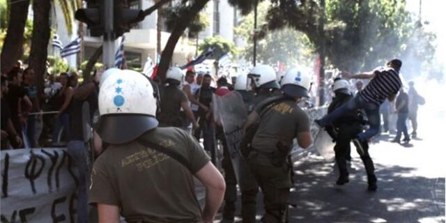 Επεισόδια και συμπλοκές έξω από τα γραφεία της Χρυσής Αυγής στο Μαρούσι
