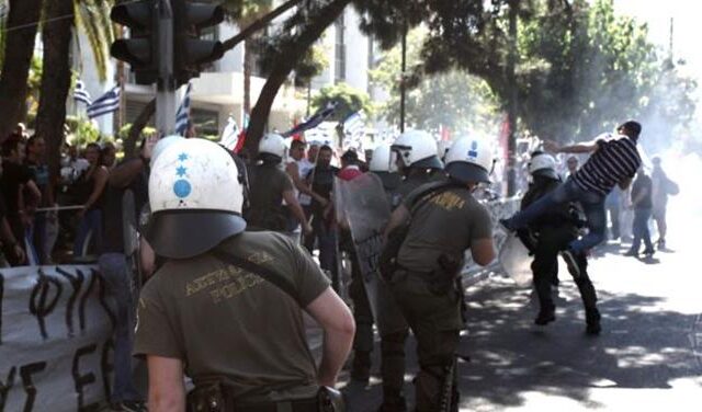 Επεισόδια και συμπλοκές έξω από τα γραφεία της Χρυσής Αυγής στο Μαρούσι