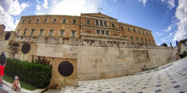 Το δάχτυλο δείχνει το μνημόνιο, αλλά κάποιοι κοιτάζουν το δάχτυλο