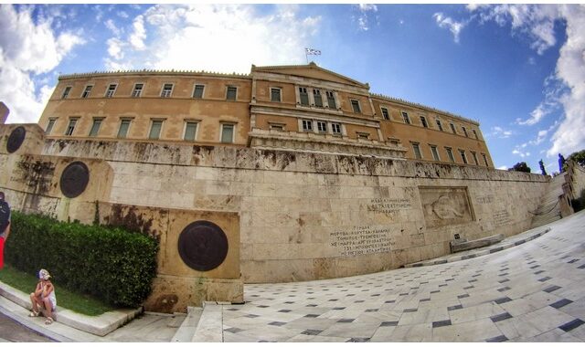Το δάχτυλο δείχνει το μνημόνιο, αλλά κάποιοι κοιτάζουν το δάχτυλο