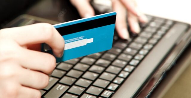 Μέσα σε 15 ημέρες έκαναν 90 αγορές με κλεμμένες κάρτες μέσω διαδικτύου