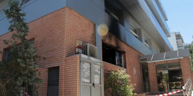 Εμπρηστική επίθεση τα ξημερώματα με γκαζάκια στη ΔΟΥ Χολαργού