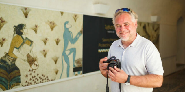 Ο Ρώσος που χρηματοδοτεί στη Σαντορίνη τη σημαντικότερη αρχαιολογική ανασκαφή στην Ελλάδα