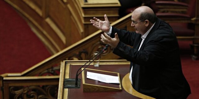 ‘Ο λαός θα καλείται να λέει τη γνώμη του όποτε είναι αναγκαίο’ δηλώνει ο Φίλης